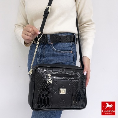 Mala preta texturizada com padrão de pele de cobra e detalhes prateados