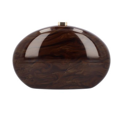 Mala de mão oval castanha marmoreada com fecho dourado