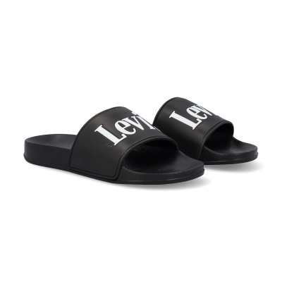 Par de chinelos slides pretos com logotipo Levis branco