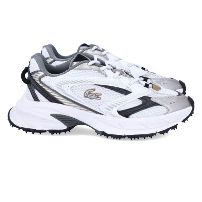 Ténis desportivos brancos com detalhes cinzentos, pretos e dourados em fundo branco