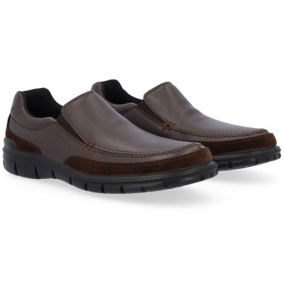 Par de sapatos mocassin castanhos com sola preta