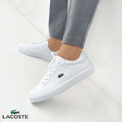 Ténis brancos Lacoste com logótipo de crocodilo verde e sola branca