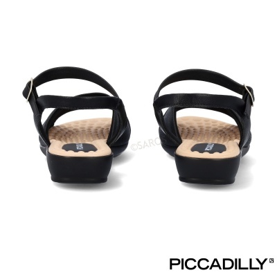 Sandálias pretas Piccadilly em fundo branco