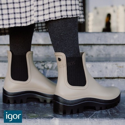 Botas impermeáveis bege com sola preta antiderrapante e elástico negro