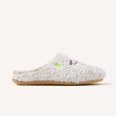 Chinelo felpudo branco com sola castanha e detalhes coloridos
