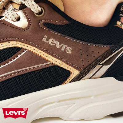 Ténis Levis castanho, preto e bege com logo na lateral e sola branca