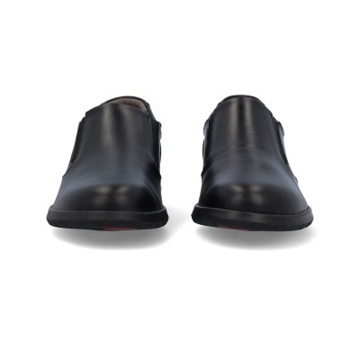 Sapatos pretos tipo slip-on em pele vistos de frente