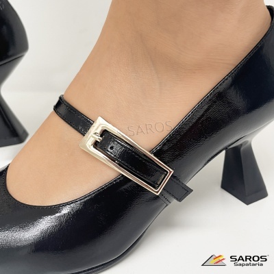 Sapato de mulher preto em verniz com fivela dourada e salto médio