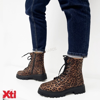 Botas coturno animal print castanho e preto com atacadores pretos e sola preta grossa