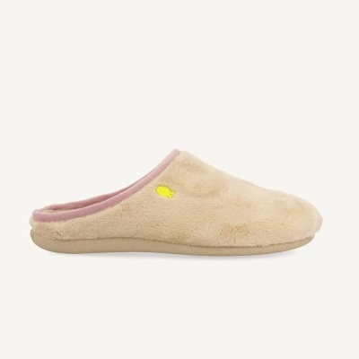Pantufa castanha clara peluda com interior rosa e detalhe amarelo de peixe