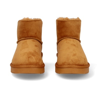 Botas curtas castanhas de pelo vista de frente