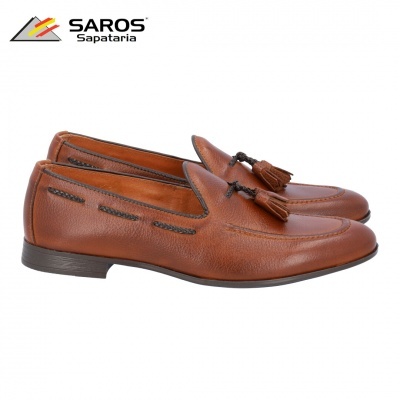 Sapatos mocassin castanhos em pele com tasséis
