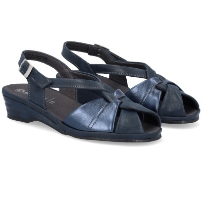 Sandálias femininas azuis de couro com tira e salto baixo