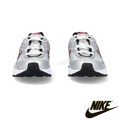 Sapatilhas Nike cinzentas com detalhes vermelhos e sola branca e preta, vista frontal.