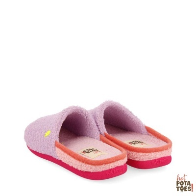 Chinelos tipo pantufas lilás com sola rosa e vermelha e etiqueta interior.