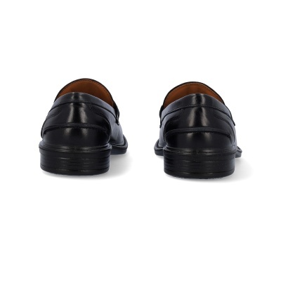 Par de sapatos castanhos elegantes, estilo mocassim