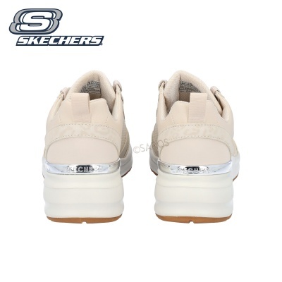 Ténis Skechers femininos bege claros vistos de trás com detalhes prateados e sola branca