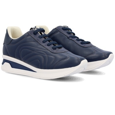 Sapatilhas desportivas azul escuro com sola branca e detalhes azuis