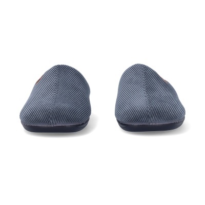 Chinelos azuis escuros com padrão riscado diagonalmente