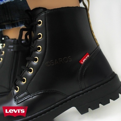 Bota preta de couro com atacadores e etiqueta Levi's vermelha