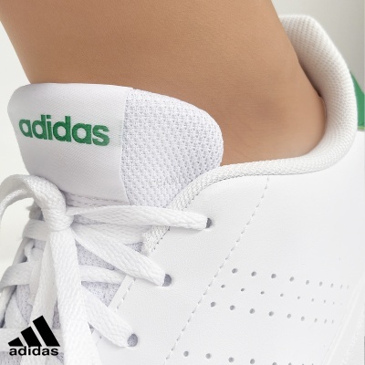 Ténis branco Adidas com logo verde e atacadores brancos