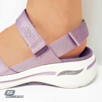 Sandalha lavanda Skechers com sola branca e detalhes lilás