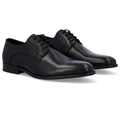 Sapatos sociais masculinos pretos com sola preta e detalhes em tecido texturizado