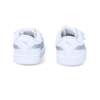 Par de sapatilhas infantis brancas com detalhes cinzentos e logotipo Puma na parte de trás