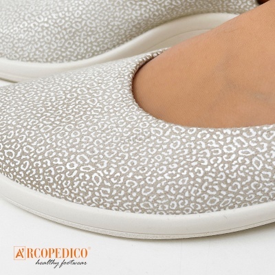 Sapato feminino Arcopedico bege claro com padrão animal print e sola branca em fundo branco