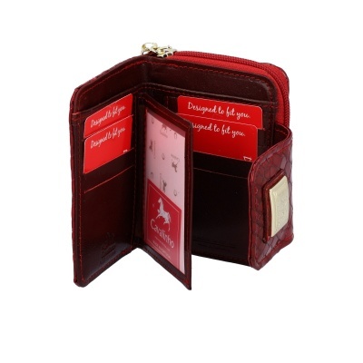 Carteira vermelha em pele com textura tipo crocodilo com etiquetas vermelhas e fecho de correr.