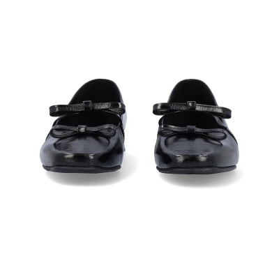 Sapatilhas pretas de verniz com pala e laço decorativo