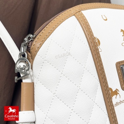 Mala branca matelassê com detalhes bege e pendente metálico CV