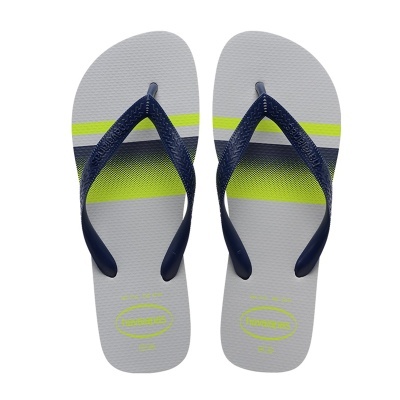 Chinelos Havaianas cinza com riscas amarelas e azuis e tiras azuis escuras