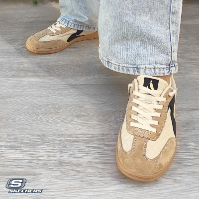 Ténis Skechers bege e preto com sola castanha e atacadores brancos
