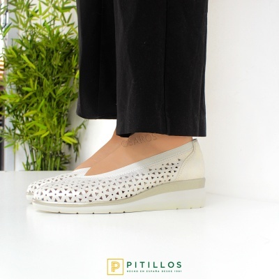 Sapato feminino branco Pitillos com padrão recortado e sola branca