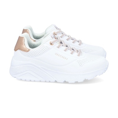Sapatilhas SKECHERS brancas com detalhes dourados em fundo branco