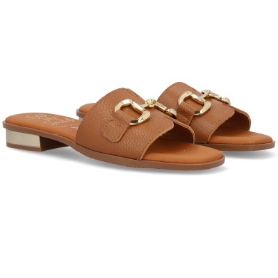 Chinelos castanho com detalhe dourado e salto baixo