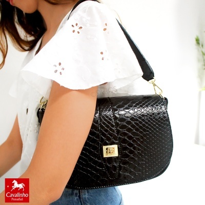 Mala preta com padrão pele de crocodilo e fecho dourado ao ombro