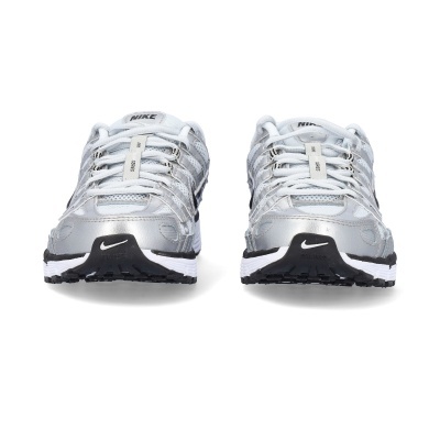 Par de sapatilhas Nike brancas e prateadas vistas de frente