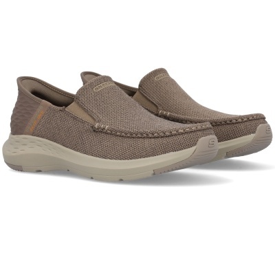 Sapatos mocassim Skechers castanhos com sola clara