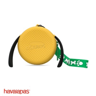 Bolsa redonda amarela Havaianas com alças pretas e fita verde com ossos e patas brancas