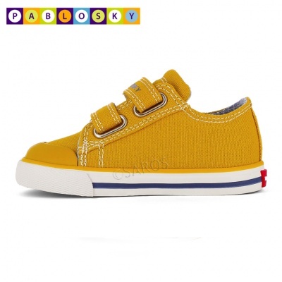 Ténis amarelo para criança com fecho de velcro e sola branca com risca azul