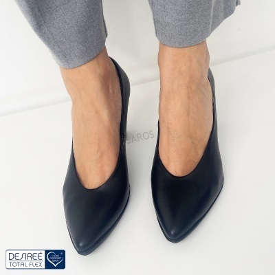 Sapatos pretos de salto baixo com bico fino e calças cinzentas