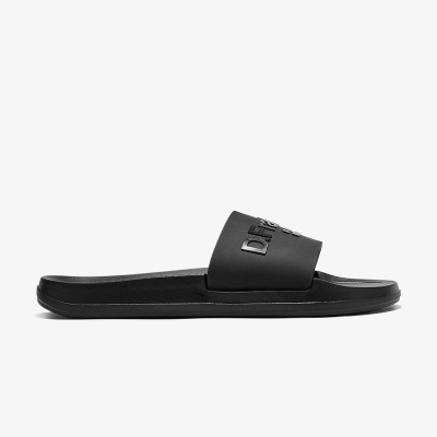 Chinelo preto tipo slide com palavra em relevo na tira