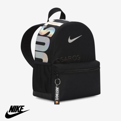 Mochila preta Nike com texto holográfico nas alças e logótipo branco