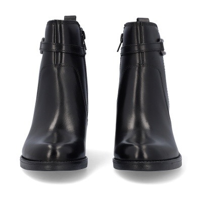 Botins pretos de pele com fecho e fivela