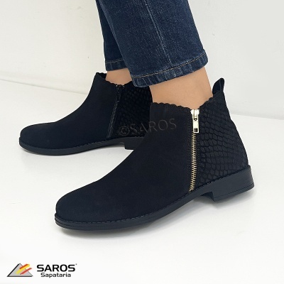 Botas pretas de camurça com padrão texturizado e fecho dourado