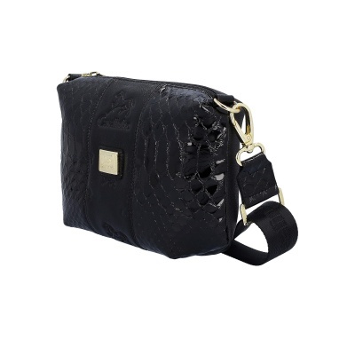 Bolsa preta com textura de pele de cobra e alça preta destacável