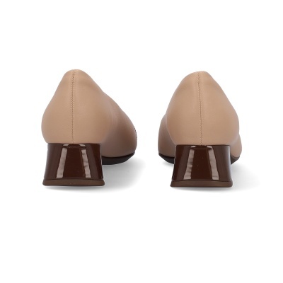 Sapatos de salto baixo bege com salto castanho