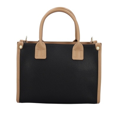 Mala de mão preta com alças castanhas em fundo branco